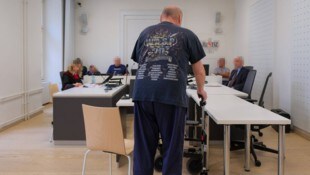 Der Linzer (65) ist auf den Rollator angewiesen, auch psychisch angeschlagen. Er war aus Wut ...
