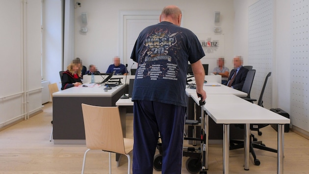 The defendant (65) came to the judge's table in Linz with the rollator (Bild: Einöder Horst/Horst Einöder/Flashpictures)