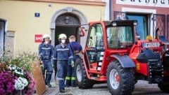 Feuerwehr und Bundesheer rückten mit schwerem Gerät, aber auch mit sensiblen Schallsonden an, um die beiden Toten zu finden. (Bild: Pressefoto Scharinger © Daniel Scharinger)