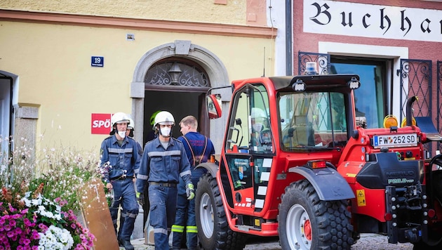 The fire department and the army arrived with heavy equipment, but also with sensitive sound probes, to find the two dead. (Bild: Pressefoto Scharinger © Daniel Scharinger)