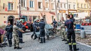 Zahlreiche Helfer standen bei der Bergung der verschütteten Leichen im Einsatz.