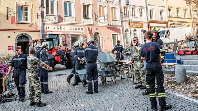 Zahlreiche Helfer standen bei der Bergung der verschütteten Leichen im Einsatz.
