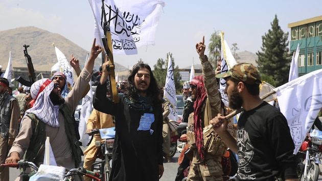 The radical Islamic terrorist organizations Islamic State and the Taliban in Afghanistan (photo) are enemies. This makes deportations to the country in the Hindu Kush difficult. (Bild: AP ( via APA) Austria Presse Agentur/Siddiqullah Alizai)