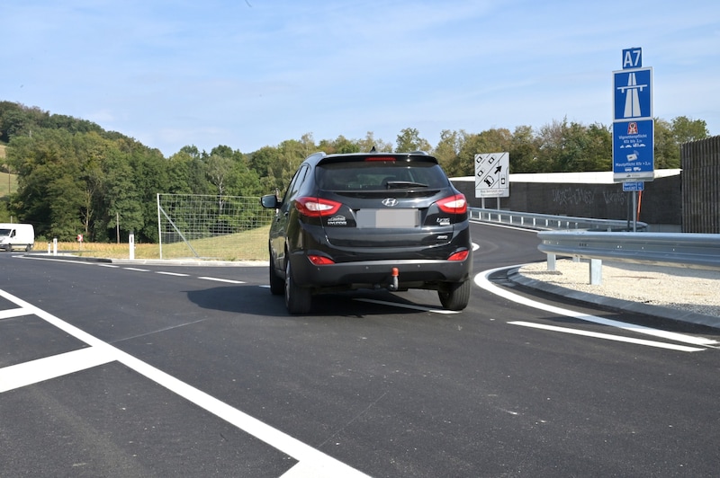 Seit Freitag können die Autofahrer nun auch in Auhof auf die A 7 auffahren oder abfahren – als erstete testete ein Hunday-Fahrer die neue Strecke. (Bild: WERNER KERSCHBAUMMAYR, Krone KREATIV)