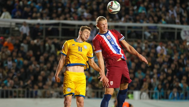 Erling Haaland (right) in a header duel with Kazakhstan's Yan Vorogovskiy. In the end, both take a point. (Bild: Copyright 2024 The Associated Press. All rights reserved)