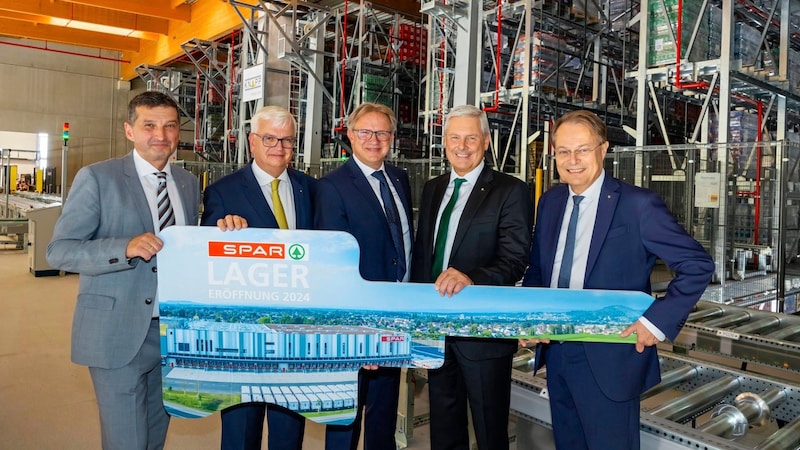 Günther Weitzer (Head of Logistics Goods Flow ), Management Board member Marcus Wild, Christoph Holzer (Managing Director), CEO Hans K. Reisch and Gerhard Drexel (Chairman of the Supervisory Board) at the opening of the new warehouse extension (from left). (Bild: SPAR/Werner Krug)