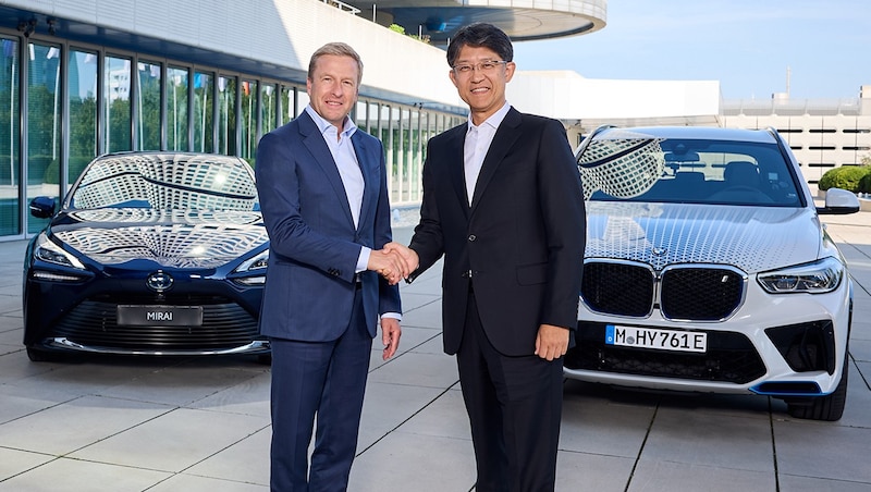 BMW-Vorstandsvorsitzender Oliver Zipse mit Koji Sato, Präsident und geschäftsführender Vorstandsdirektor der Toyota Motor Corporation (Bild: BMW)