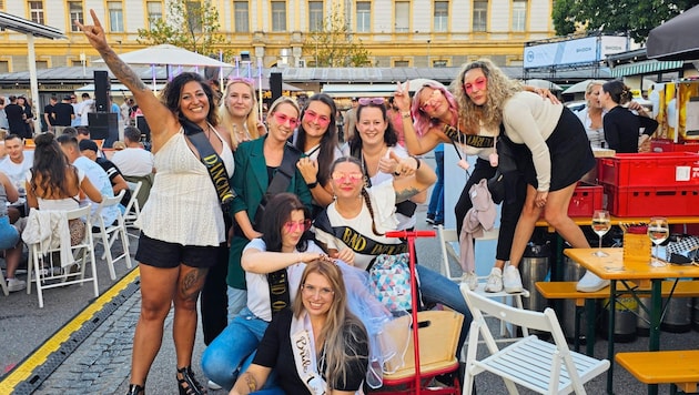 A stag party at the afterwork, that's never happened before. Michele (white sash) is getting married next week. (Bild: Tragner Christian)