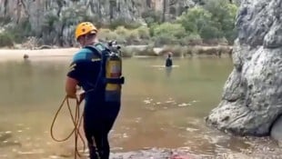 Taucher suchten in der Schlucht nach dem vermissten Mann. Am Freitag konnten ur noch seine Leiche geborgen werden.  (Bild: Guàrdia Civil)