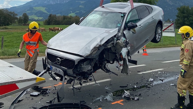 The car was badly damaged. (Bild: FF Saalfelden)