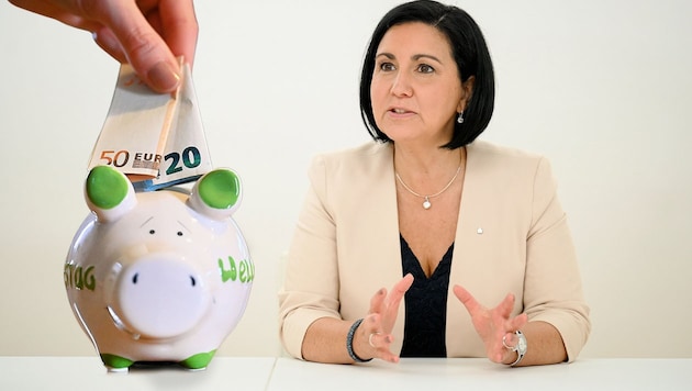 Die Bilanzsumme der Sparkasse OÖ – hier Generaldirektorin Stefanie Christina Huber – stieg im ersten Halbjahr 2024 auf 15,4 Milliarden Euro. (Bild: Krone KREATIV/Markus Wenzel (2))