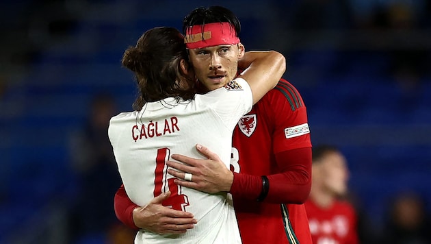 Nach dem Spiel entschuldigte sich Caglar Söyüncü bei Gegenspieler Kieffer Moore (rechts).    (Bild: AFP/APA/HENRY NICHOLLS)