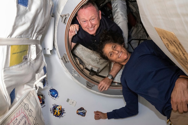 Butch Wilmore and Suni Williams remain on the space station for the time being. (Bild: AP/NASA)