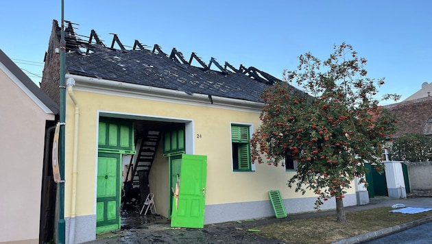 A newspaper deliverer discovered the roof fire. (Bild: Freiwillige Feuerwehr Markt Neuhodis)