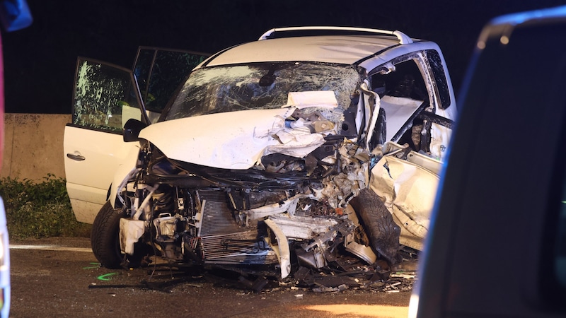 Eines der völlig demolierten Unfallfahrzeuge auf der A1 (Bild: laumat)