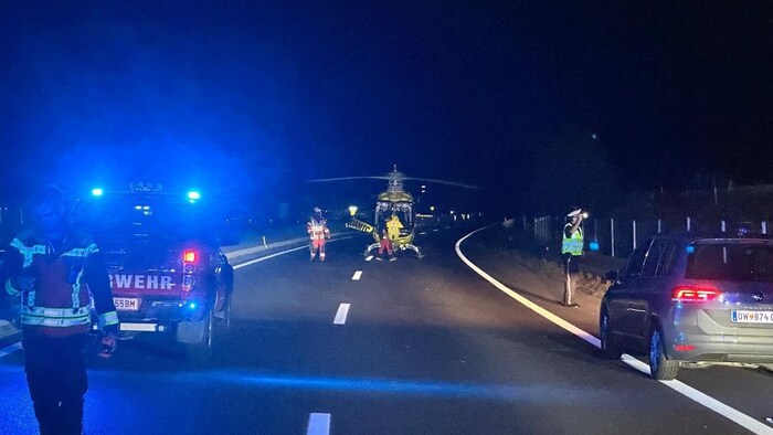 Der Hubschrauber brachte den lebensgefährlich verletzten Lenker ins Spital.