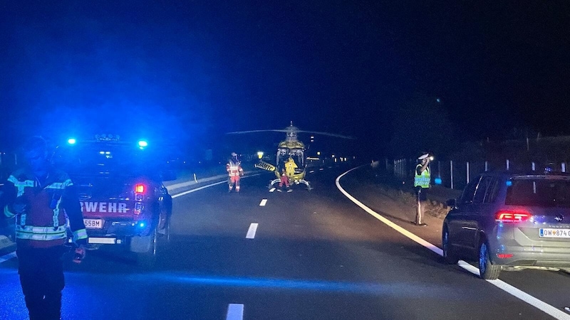 The helicopter took the critically injured driver to hospital. (Bild: BFVMZ/FF Krieglach)