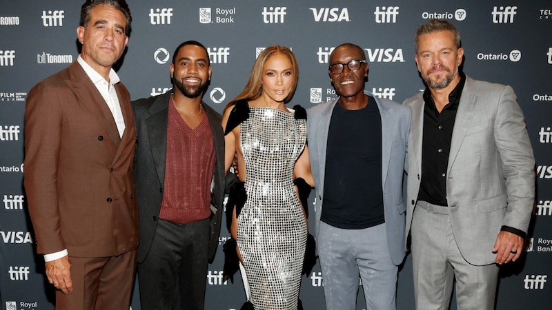 Ben Affleck schwänzte die Premiere von „Unstoppable“, dafür posierte Jennifer Lopez mit dessen Kumpel Matt Damon (rechts außen) für Fotos. (Bild: APA/Getty Images via AFP/GETTY IMAGES/Monica Schipper)