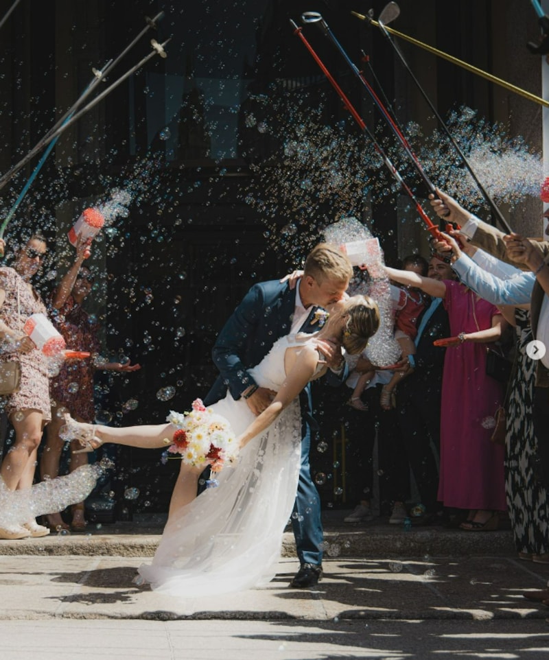 Das glückliche Paar beim Kuss nach der Hochzeit. (Bild: Instagram/blaise.giezendanner)