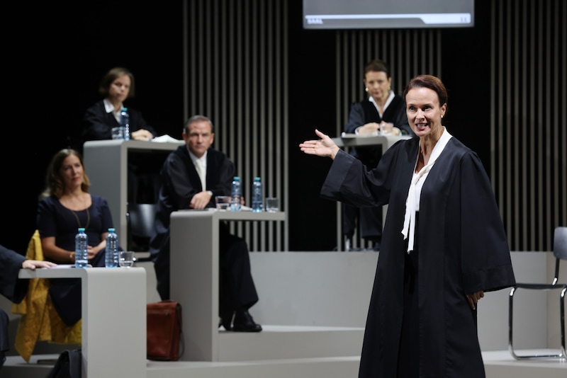 Courtroom drama "She says. He says." by Ferdinand von Schirach at the Wiener Kammerspiele (Bild: Theater in der Josefstadt/Moritz Schell)