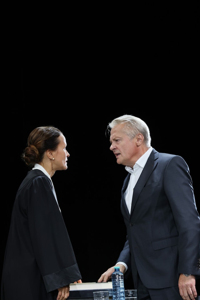 Martina Stilp als Rechtsanwältin mit Josefstadt-Direktor Herbert Föttinger als Angeklagter