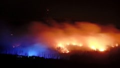 Auf dem deutschen Brocken kämpfen Einsatzkräfte seit Freitag gegen einen heftigen Waldbrand.  (Bild: picturedesk.com/Matthias Bein / dpa )