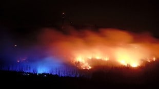 Auf dem deutschen Brocken kämpfen Einsatzkräfte seit Freitag gegen einen heftigen Waldbrand.  (Bild: picturedesk.com/Matthias Bein / dpa )