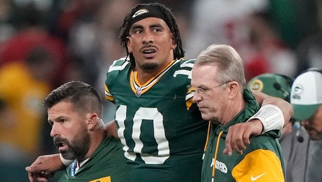 Quarterback Jordan Love (center) had to be taken off the field with an injury. (Bild: AP ( via APA) Austria Presse Agentur/ASSOCIATED PRESS)