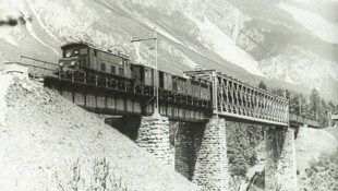 Die Tiroler Berge waren für die Pioniere des Bahnbaus eine große Herausforderung. Im Bild ein Güterzug auf der Ötztalbrücke der Arlbergbahn um das Jahr 1930.   (Bild: ÖNB Bildarchiv/Österr. Fremdenverkehr)