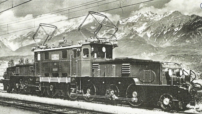 Die Elektrolok „Krokodil“ wurde ab 1923 gebaut. Hier sieht man sie auf Tirol-Besuch im Inntal.