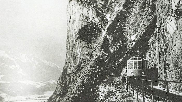 Der „gläserne Zug“ aus Deutschland beim Tunnel an der Martinswand 1936. Noch heute ist die Fahrt ...
