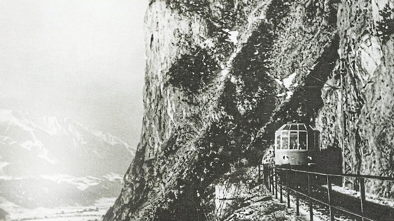 Der „gläserne Zug“ aus Deutschland beim Tunnel an der Martinswand 1936. Noch heute ist die Fahrt über diese Strecke spektakulär.   (Bild: Scherl/SZ Photo)