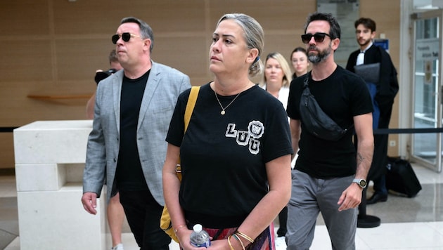 Carolin D. enters the courthouse with her brothers. (Bild: AFP/Christophe SIMON)