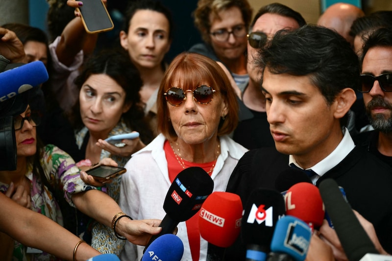 Mother Gisèle P. is surrounded by reporters. (Bild: AFP/Christophe SIMON)