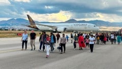 Ein Flugzeug der Linie Vistara auf dem Weg ins deutsche Frankfurt musste umgeleitet werden und in der Osttürkei landen. Der Grund: eine angebliche Bombendrohung auf einem Stück Toilettenpapier. (Bild: APA/IHA via AP)