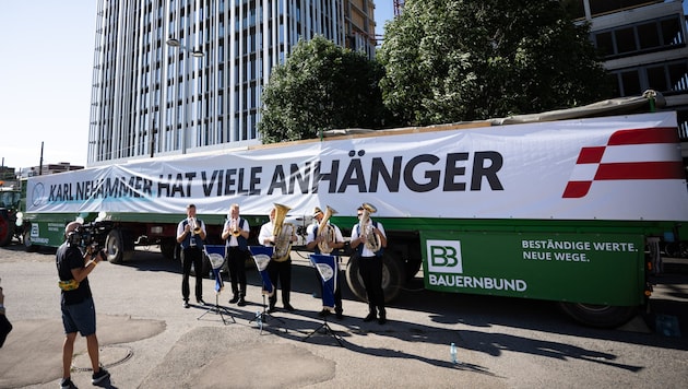 Trailers and tractors were brought to the city on the Danube (Bild: Paul Gruber)