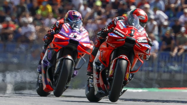 Francesco Bagnaia (re.) siegt am Samstag in Misano. (Bild: APA Pool/APA/ERWIN SCHERIAU)