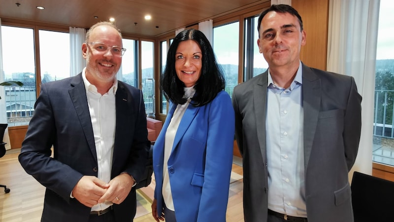 Fritz Dallmaßl, stellvertretender Direktor der WK OÖ, Kathrin Kühtreiber-Leitner, stellvertretende Obfrau der Sparte Bank und Versicherung mit Urs Lüthy (Zurich Versicherung/r.). (Bild: Kneidinger Barbara)