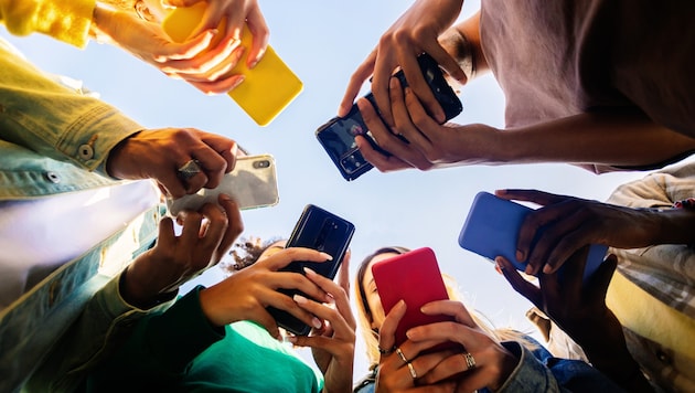 Hardly anyone goes out without a smartphone - how practical if you can pay with it. (Bild: stock.adobe.com/Xavier Lorenzo)