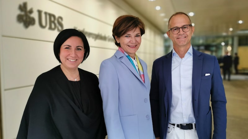 Bezahlen fast ausschließlich via Smartphone: Michaela Keplinger-Mitterlehner, Obfrau der Sparte Bank und Versicherung der WK OÖ, Stefanie Christina Huber (l.) und der Wirtschaftsdelegierte Patrick Sagmeister. (Bild: Kneidinger Barbara)