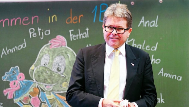 At the start of the 2024/25 school year, Education Minister Martin Polaschek (ÖVP) presented measures and initiatives for the coming year. The focus of the year is "Look instead of looking away" and the call for more German language support. (Bild: APA/EVA MANHART / APA / picturedesk.com)