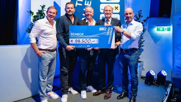 Christoph Henneis (SPORTLAND Niederösterreich), Thomas Wild (Niederösterreichische Versicherung), Charly Zöchling (Raiffeisenlandesbank), Bernhard Lackner (Niederösterreichische Versicherung) und Landesrat Christoph Luisser freuten sich über den Scheck. (Bild: ProFIlms by Kevin Hackner e.U.)