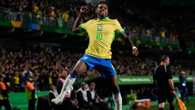 Rodrygo celebrates his golden goal against Ecuador. (Bild: AP ( via APA) Austria Presse Agentur/ASSOCIATED PRESS)