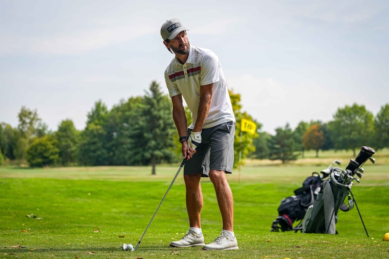 Tennis-Legende Jürgen Melzer schlug am Golfplatz in Lengenfeld für den guten Zweck ab. (Bild: ProFIlms by Kevin Hackner e.U.)