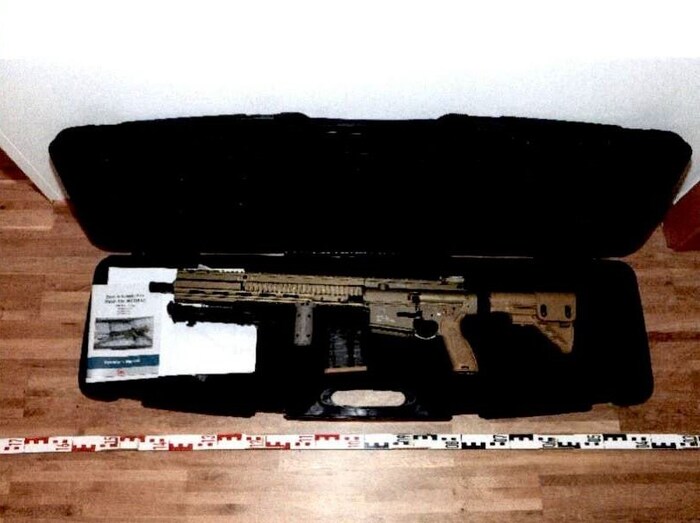 Der Hauptverdächtige hatte unter anderem ein Sturmgewehr der Marke Heckler&Koch daheim.