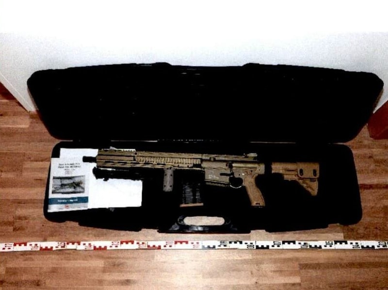 Among other things, the main suspect had a Heckler&amp;Koch assault rifle at home. (Bild: zVg)