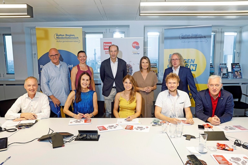 The high-calibre jury led by "Krone" publisher and editor-in-chief Dr. Christoph Dichand (back, center) voted on the shortlist in Vienna. (Bild: Holl Reinhard/Reinhard Holl)