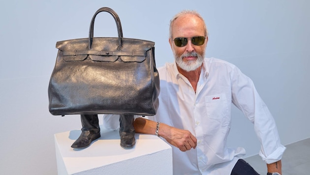 The artist in front of a popular object of desire: Erwin Wurm at the exhibition opening in the gallery at the Albertina Zetter. (Bild: Starpix / A. Tuma)