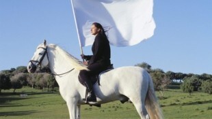 Friedensplakat der Performance-Ikone Marina Abramović (Bild: The Mahler.com, Courtesy of the Marina Abramović Archives)