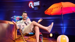 Es ist noch genügend Platz für den Sommer: Andreas Moravec lädt ab heute die ganze Woche zum „Quizmaster: Urlaubs-Spezial“ auf ServusTV. (Bild: Philipp Carl Riedl/ServusTV)